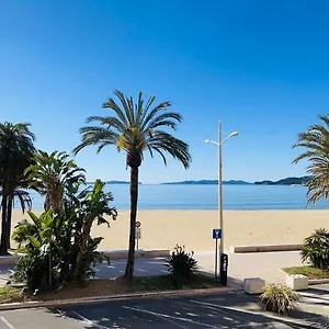 Appartement T2 Front De Mer 2pers 1 Minute De La Plaget2 De 44 M2 Plus Terrasse 16m2 , Vue Mer Panoramique Et En Face De La Plage Cet Refait A Neuf Beneficie D'un Confort Et D Un Equipement Optima Cet Est Ideal Pour 2 Personnes Avec Sa Ch, Le Lavandou
